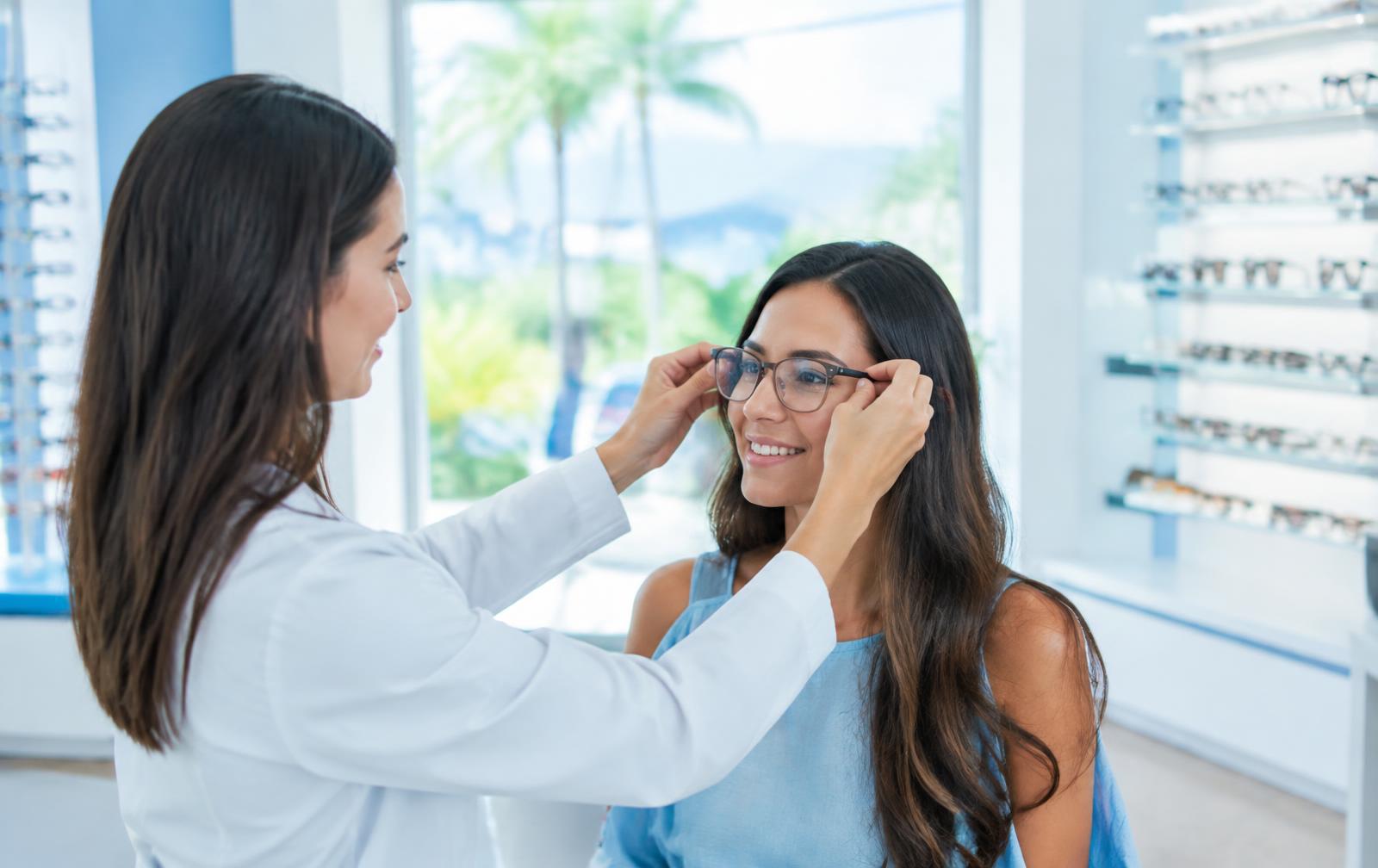 Optometrista ajustando anteojos a una paciente